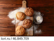 Доска с свежими вкусными булками и мукой на деревянном фоне. Стоковое фото, фотограф Pixel_shot / Фотобанк Лори