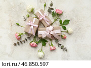 Флористическая композиция с розами и красиво упакованными подарочными коробками на светлом фоне. Стоковое фото, фотограф Pixel_shot / Фотобанк Лори