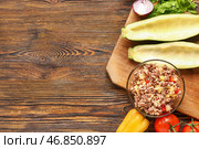 Доска с сырыми лодочками из цуккини и ингредиентами на деревянном фоне. Стоковое фото, фотограф Pixel_shot / Фотобанк Лори