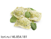 Вкусные равиоли с сыром и шпинатом на белом фоне. Стоковое фото, фотограф Pixel_shot / Фотобанк Лори