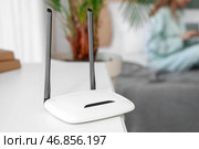 Современный Wi-Fi маршрутизатор на столе в спальне, крупным планом. Стоковое фото, фотограф Pixel_shot / Фотобанк Лори