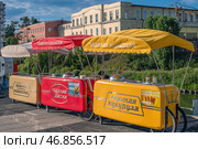 Tula, Russia, 24 July 2024. Kazanskaya embankment of the river Upa and a park in the historical part of Tula near the Kremlin. Stylised food stalls. Редакционное фото, фотограф Оксана Медведева / Фотобанк Лори