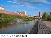 Tula, Russia, 24 July 2024. Proletarskaya embankment of the river Upa. Kremlin wall and Kazan embankment and park in the historical part of Tula near the Kremlin. Редакционное фото, фотограф Оксана Медведева / Фотобанк Лори