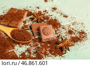 Вкусные кусочки шоколада, кофейный порошок и анисовые звезды на зеленом фоне, крупным планом. Стоковое фото, фотограф Pixel_shot / Фотобанк Лори
