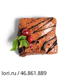 Кусочек вкусного шоколадного брауни на белом фоне. Стоковое фото, фотограф Pixel_shot / Фотобанк Лори
