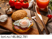 Деревянная доска с вкусным яйцом Бенедикт на столе. Стоковое фото, фотограф Pixel_shot / Фотобанк Лори