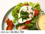 Тарелка с вкусным яйцом Бенедикт на белом столе, крупным планом. Стоковое фото, фотограф Pixel_shot / Фотобанк Лори