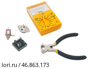 Желтый стрелочный мультиметр на белом фоне. Yellow arrow multimeter on a white background. Стоковое фото, фотограф Татьяна Д / Фотобанк Лори