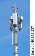 Вышка с антеннами сотовой связи на фоне голубого неба. GSM Antenna against blue sky. Стоковое фото, фотограф Татьяна Д / Фотобанк Лори
