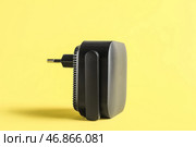 Черный повторитель Wi-Fi на желтом фоне. Стоковое фото, фотограф Pixel_shot / Фотобанк Лори