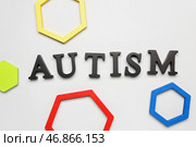 Word AUTISM с бэби-блоками на сером фоне. Стоковое фото, фотограф Pixel_shot / Фотобанк Лори