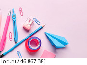 Композиция с канцтоварами на розовом фоне. Стоковое фото, фотограф Pixel_shot / Фотобанк Лори