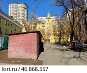 Пятиэтажный одноподъездный жилой дом с башенкой, построен в 1952 году. Средняя Первомайская улица, 21. Район Восточное Измайлово. Москва. Стоковое фото, фотограф lana1501 / Фотобанк Лори