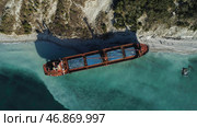 Aerial top view of an empty, red barge moored near the beautiful blue sea shore. Стоковое фото, фотограф David Kashakhi / Фотобанк Лори