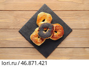Сланцевая доска вкусных рогаликов с кунжутом на деревянном фоне. Стоковое фото, фотограф Pixel_shot / Фотобанк Лори