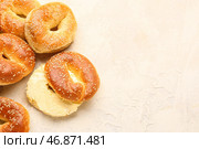 Вкусные рогалики с кунжутом и сливочным сыром на светлом фоне. Стоковое фото, фотограф Pixel_shot / Фотобанк Лори