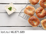 Сетка вкусных рогаликов с кунжутом и сливочным сыром на светлом деревянном фоне, крупным планом. Стоковое фото, фотограф Pixel_shot / Фотобанк Лори