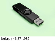 Черный USB-накопитель на зеленом фоне. Стоковое фото, фотограф Pixel_shot / Фотобанк Лори
