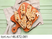 Доска с вкусным печеньем бискотти и ванильными палочками на цветном деревянном фоне. Стоковое фото, фотограф Pixel_shot / Фотобанк Лори