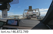 Автомобили заезжают на паром в порту Финляндии. Май. Cars drive onto a ferry in the port of Finland. May. Стоковое видео, видеограф Горшков Александр / Фотобанк Лори
