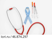Лента осведомленности со шприцами и стетоскопом на белом фоне. Концепция диабета. Стоковое фото, фотограф Pixel_shot / Фотобанк Лори