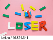 Слово LOOSER из разноцветных блоков на розовом фоне. Стоковое фото, фотограф Pixel_shot / Фотобанк Лори
