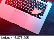 Современный ноутбук и деревянная флешка на черном столе. Стоковое фото, фотограф Pixel_shot / Фотобанк Лори