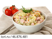 Чаша вкусного салата Оливье на белом фоне. Стоковое фото, фотограф Pixel_shot / Фотобанк Лори