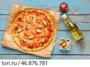 Вкусная пицца из морепродуктов и ингредиенты на синем деревянном фоне. Стоковое фото, фотограф Pixel_shot / Фотобанк Лори