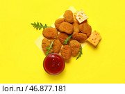 Куча вкусных наггетсов с сыром и кетчупом на желтом фоне. Стоковое фото, фотограф Pixel_shot / Фотобанк Лори