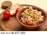 Чаша вкусного салата Оливье на желтом фоне крупным планом. Стоковое фото, фотограф Pixel_shot / Фотобанк Лори