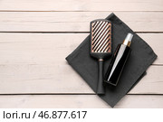 Щетка для волос с распылителем и полотенцем на светлом деревянном фоне. Стоковое фото, фотограф Pixel_shot / Фотобанк Лори