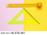 Треугольная пластиковая линейка и измерительная лента на цветном фоне. Стоковое фото, фотограф Pixel_shot / Фотобанк Лори