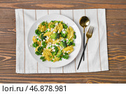 Тарелка с вкусной пастой пенне и брокколи на деревянном фоне. Стоковое фото, фотограф Pixel_shot / Фотобанк Лори