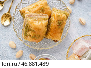 Чаша с вкусной пахлавой на светлом фоне, крупным планом. Стоковое фото, фотограф Pixel_shot / Фотобанк Лори