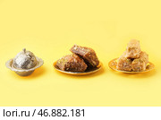 Тарелки с вкусной пахлавой на желтом фоне. Стоковое фото, фотограф Pixel_shot / Фотобанк Лори