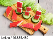 Доска с вкусными крабовыми палочками на светлом деревянном фоне. Стоковое фото, фотограф Pixel_shot / Фотобанк Лори