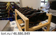 Home mining farm for bitcoin and cryptocurrency money. Стоковое фото, фотограф David Kashakhi / Фотобанк Лори
