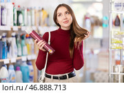 woman chooses a hair styling spray. Стоковое фото, фотограф Яков Филимонов / Фотобанк Лори