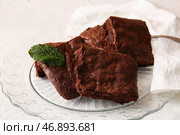 Тарелка с кусочками вкусного шоколадного брауни на белом фоне, крупным планом. Стоковое фото, фотограф Pixel_shot / Фотобанк Лори