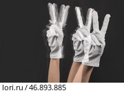 Стробоскопическое фото двигающейся женщины, показывающей жест победы на темном фоне. Стоковое фото, фотограф Pixel_shot / Фотобанк Лори