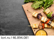 Доска с шашлыками из сыра тофу и горчицей на темном фоне. Стоковое фото, фотограф Pixel_shot / Фотобанк Лори