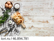 Доска с вкусными сырниками, соусом и яйцами на светлом деревянном фоне. Стоковое фото, фотограф Pixel_shot / Фотобанк Лори
