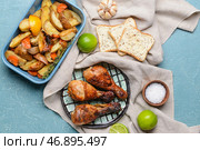 Вкусные вареные куриные голени и картофель на цветном фоне. Стоковое фото, фотограф Pixel_shot / Фотобанк Лори