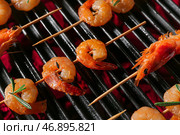 Деревянные шампуры с вкусными креветками на гриле, крупным планом. Стоковое фото, фотограф Pixel_shot / Фотобанк Лори