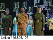 Выступление народных коллективов на празднике девятого мая, в День Победы в Великой Отечественной войне, исполнение военных песен хоровым коллективом артистов, одетых в военную форму 1945 годаPerformance of folk groups on the holiday of May 9, Victory Day in the Great Patriotic War, performance of war songs by a choir of artists dressed in military uniforms of 1945 (2019 год). Редакционное фото, фотограф Юрий Карачев / Фотобанк Лори