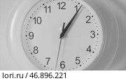 Watch counts time fast. Стоковое видео, видеограф Михаил Коханчиков / Фотобанк Лори