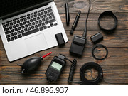 Ноутбук и фототехника на деревянном фоне, вид сверху. Стоковое фото, фотограф Pixel_shot / Фотобанк Лори