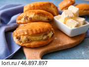 Деревянная доска вкусных сочников с кусочками творога и масла на столе, крупным планом. Стоковое фото, фотограф Pixel_shot / Фотобанк Лори