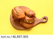 Деревянная доска вкусных сочников с творогом на желтом фоне. Стоковое фото, фотограф Pixel_shot / Фотобанк Лори
